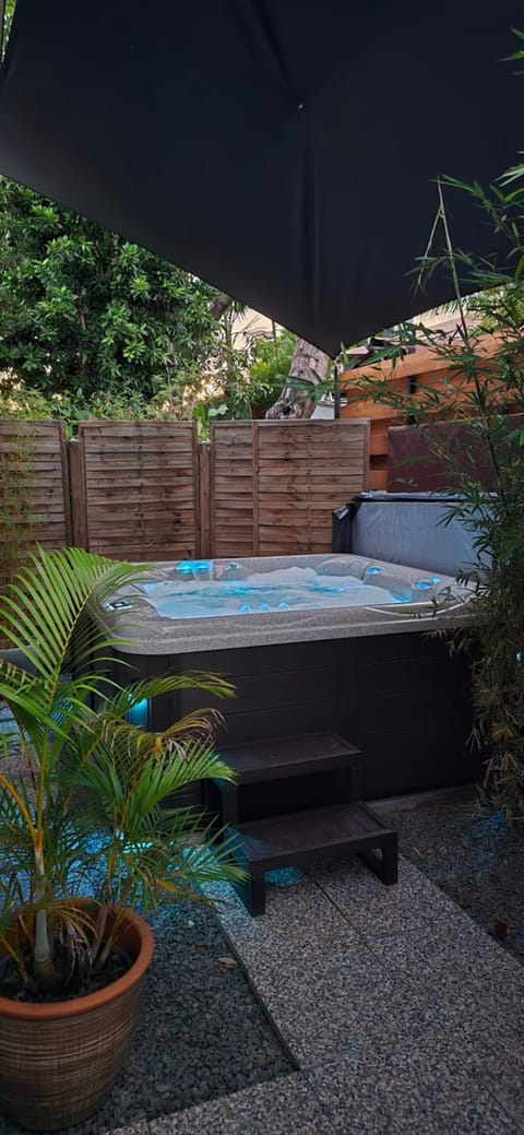 Garden, Hot Tub