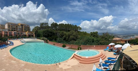 Nearby landmark, Natural landscape, Hot Tub, Mountain view, Pool view, Swimming pool, Swimming pool, sunbed