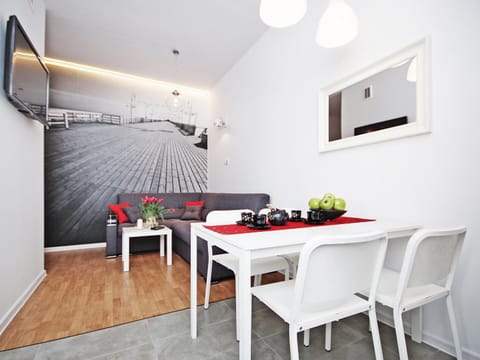TV and multimedia, Living room, Seating area, Dining area