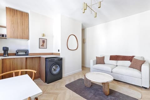 Coffee/tea facilities, Kitchen or kitchenette, Living room, Dining area, stove, washing machine