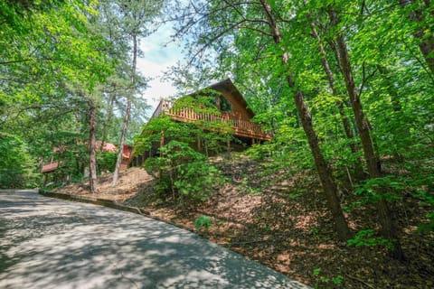 Property building, Spring, Day, Neighbourhood, Natural landscape, View (from property/room), View (from property/room), Balcony/Terrace, Balcony/Terrace, Decorative detail, Decorative detail, Pets, Pets, Street view, Street view, Parking, pet friendly, pet friendly