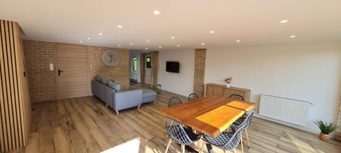 TV and multimedia, Living room, Dining area