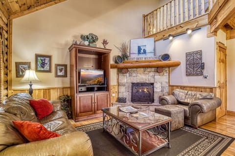 Communal lounge/ TV room, TV and multimedia, Living room, Decorative detail, Decorative detail, Seating area, Evening entertainment, fireplace, fireplace