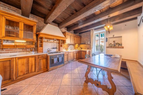 Kitchen or kitchenette, Dining area, stove