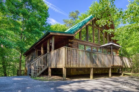 Property building, Patio, Spring, Day, Natural landscape, View (from property/room), Balcony/Terrace, Decorative detail, Mountain view, Parking, pet friendly