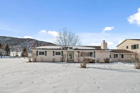 Spacious Secluded 2 Acres Remodeled Walk To Willit House in Basalt