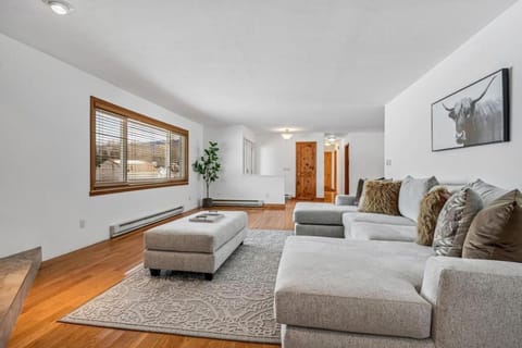 Spacious Secluded 2 Acres Remodeled Walk To Willit House in Basalt