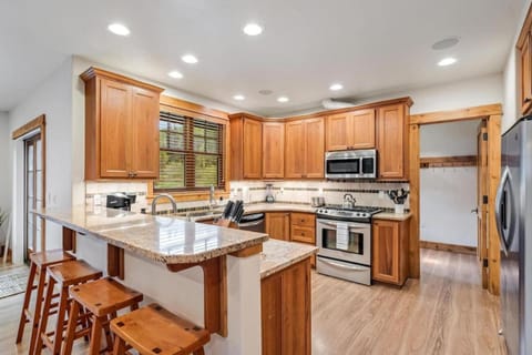 Kitchen or kitchenette, dishwasher, minibar, oven, toaster