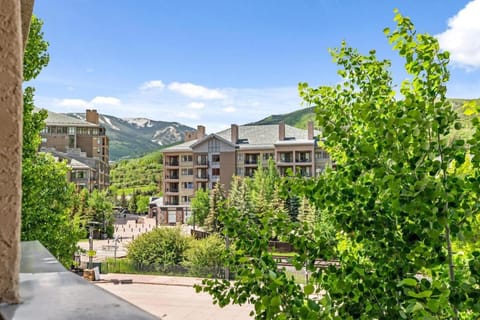 Perfectly Located 2 Minute Walk Lift Downtown Avon Apartment in Avon