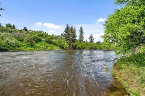 Perfectly Located 2 Minute Walk Lift Downtown Avon Apartment in Avon