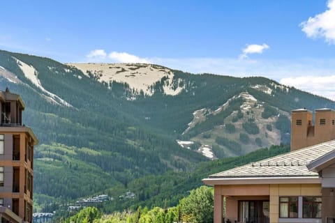 Perfectly Located 2 Minute Walk Lift Downtown Avon Apartment in Avon