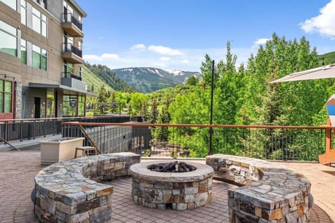 Perfectly Located 2 Minute Walk Lift Downtown Avon Apartment in Avon