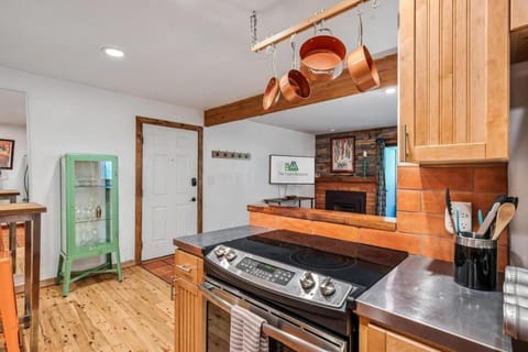 Kitchen or kitchenette, oven