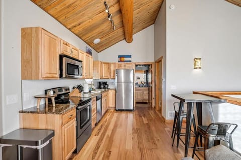 Sweet MTN Cabin 2bedroom 2bath picturesque views Cabin in Summit County