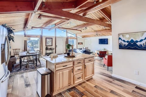 Kitchen or kitchenette, Living room, Seating area