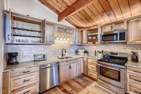 Coffee/tea facilities, Kitchen or kitchenette, oven, toaster