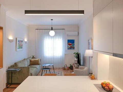 Property building, Facade/entrance, Kitchen or kitchenette, Living room, Seating area, Dining area