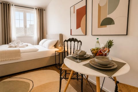 Bed, Photo of the whole room, Seating area, Dining area, Bedroom
