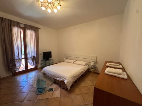 Bed, TV and multimedia, Photo of the whole room, Bedroom, towels