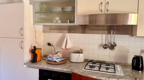 Coffee/tea facilities, Kitchen or kitchenette, stove, toaster