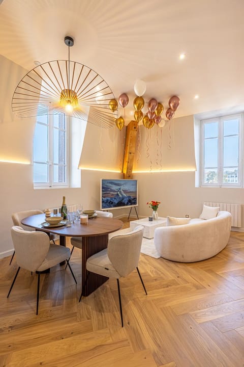 La suite Impériale - Baignoire balnéothérapie - Palace avec vue lac Apartment in Aix-les-Bains