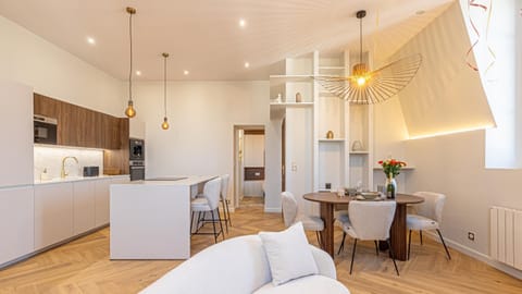 La suite Impériale - Baignoire balnéothérapie - Palace avec vue lac Apartment in Aix-les-Bains