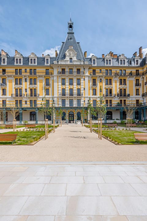 La suite Impériale - Baignoire balnéothérapie - Palace avec vue lac Apartment in Aix-les-Bains