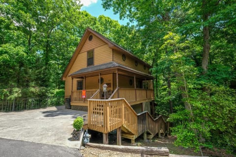 Property building, Patio, Spring, Day, Natural landscape, View (from property/room), Balcony/Terrace, Decorative detail, Parking, pet friendly
