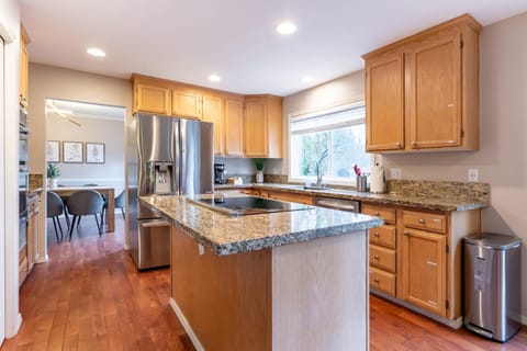 Spacious & Serene 6-Br Family Retreat in Kirkland House in Kirkland