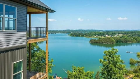 Property building, Day, Natural landscape, Bird's eye view, View (from property/room), Balcony/Terrace, Lake view, Mountain view