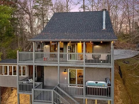 Property building, Spring, Day, Natural landscape, Hot Tub, Hot Tub, View (from property/room), View (from property/room), Balcony/Terrace, Balcony/Terrace, Decorative detail, Decorative detail, Seating area, Pets, Pets, Mountain view, Mountain view, Parking, pet friendly, pet friendly