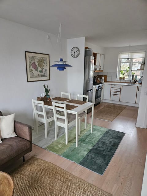 Lejlighed B med dejlig privat gårdhave på Thurø Kæledyr er IKKE gratis og skal tilføjes Apartment in Svendborg