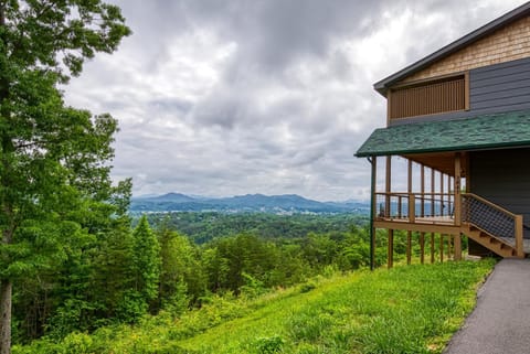 Property building, Facade/entrance, Day, Natural landscape, Balcony/Terrace, City view, Mountain view