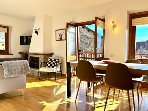 Communal lounge/ TV room, TV and multimedia, Living room, Seating area, Dining area