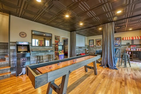 Communal lounge/ TV room, Game Room, TV and multimedia, Decorative detail, Decorative detail, Seating area, Evening entertainment