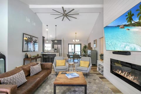 Modern 3 BR luxury pool home on Lido Key - A Shore Thing House in Lido Key