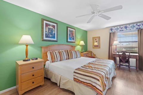 Scenic Resort Views From This 3rd Floor Deluxe Condo House in Naples