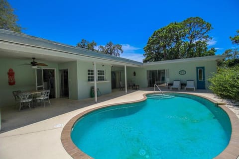 Day, Swimming pool, sunbed