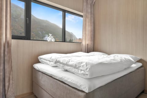 Arctic aurora lodge with jacuzzi and sauna House in Lofoten