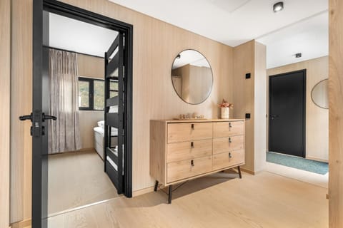 Arctic aurora lodge with jacuzzi and sauna House in Lofoten