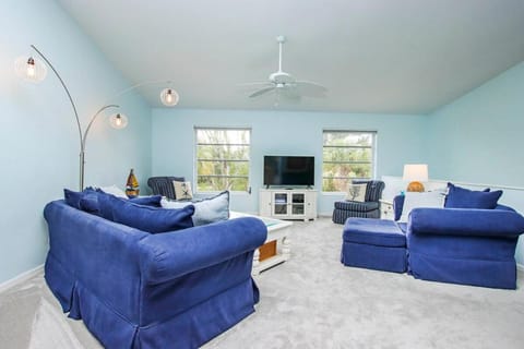 TV and multimedia, Living room, Seating area, Evening entertainment