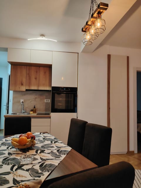 Kitchen or kitchenette, Dining area, minibar, stove