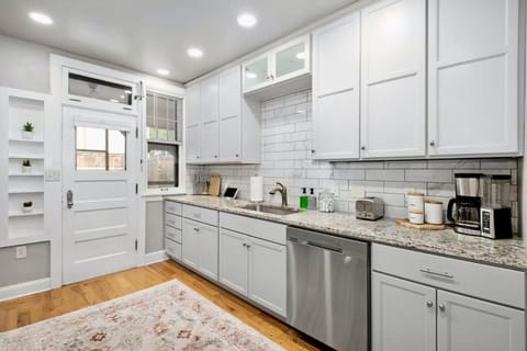 Elegant 3BR Oasis in Dundee Close to Downtown House in Dundee-Happy Hollow