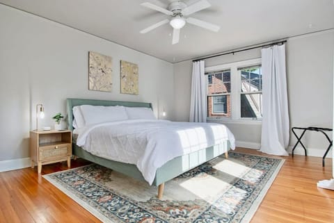 Elegant 3BR Oasis in Dundee Close to Downtown House in Dundee-Happy Hollow