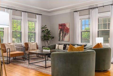 Elegant 3BR Oasis in Dundee Close to Downtown House in Dundee-Happy Hollow