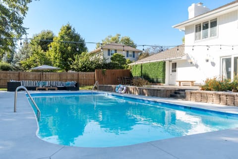 Luxury Designer Home Theatre Games & BBQ Grill House in Omaha