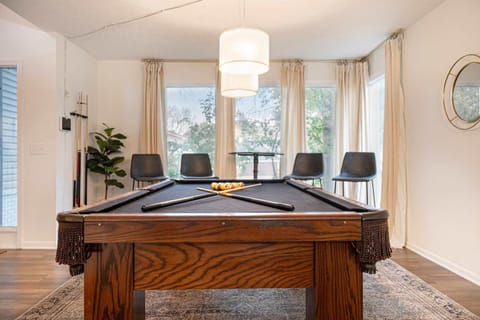 Cozy & Elegant Gem Fenced Yard BBQ & Games House in Omaha