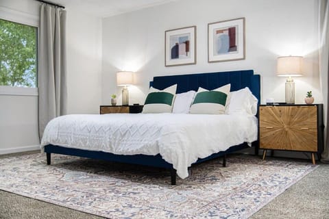 Cozy & Elegant Gem Fenced Yard BBQ & Games House in Omaha