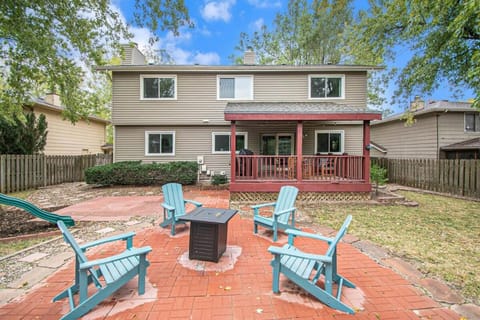 Cozy & Elegant Gem Fenced Yard BBQ & Games House in Omaha