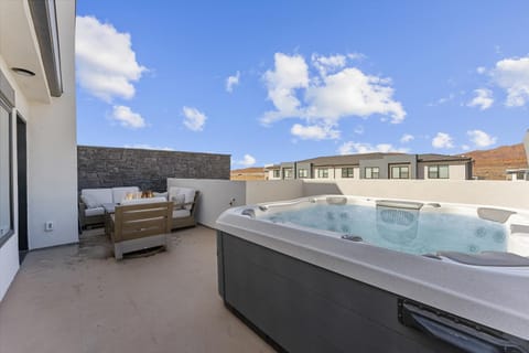 Sand Cove Retreat townhouse House in Washington